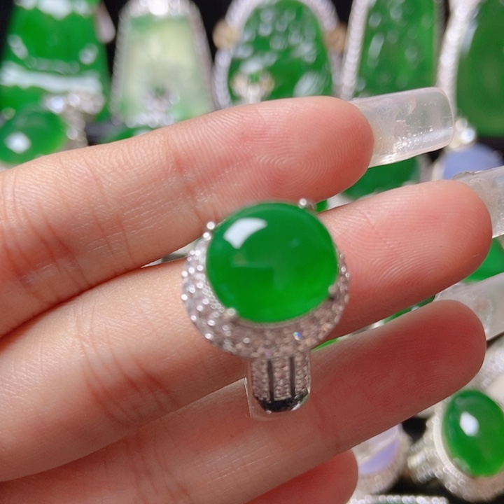 翡翠颈饰未镶嵌18。     