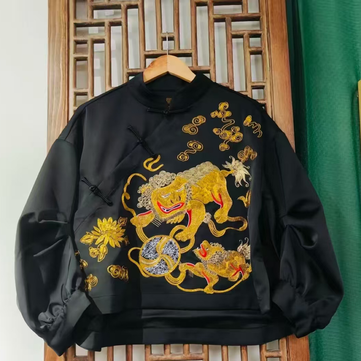 （LS488-65） 凤徕兮黑色光板底盘金狮子刺绣捏褶斜襟盘扣上衣  