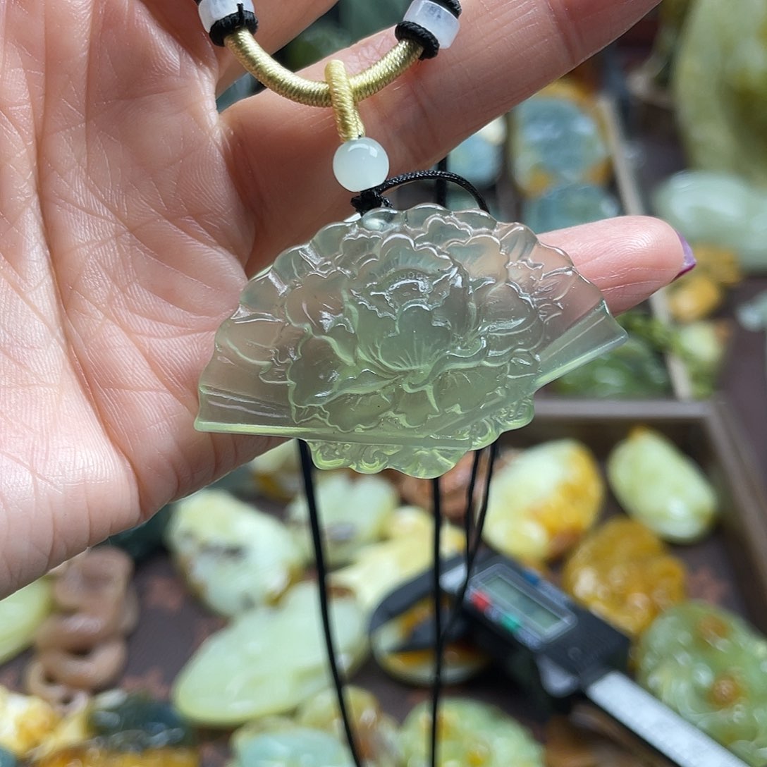 蛇纹石玉颈饰未镶嵌岫玉冰透扇子