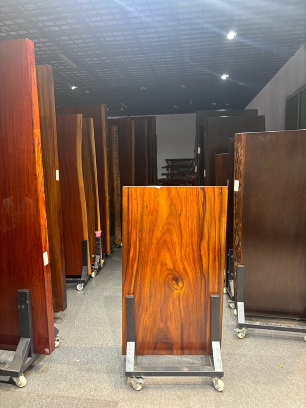 大板以直播间实物为主