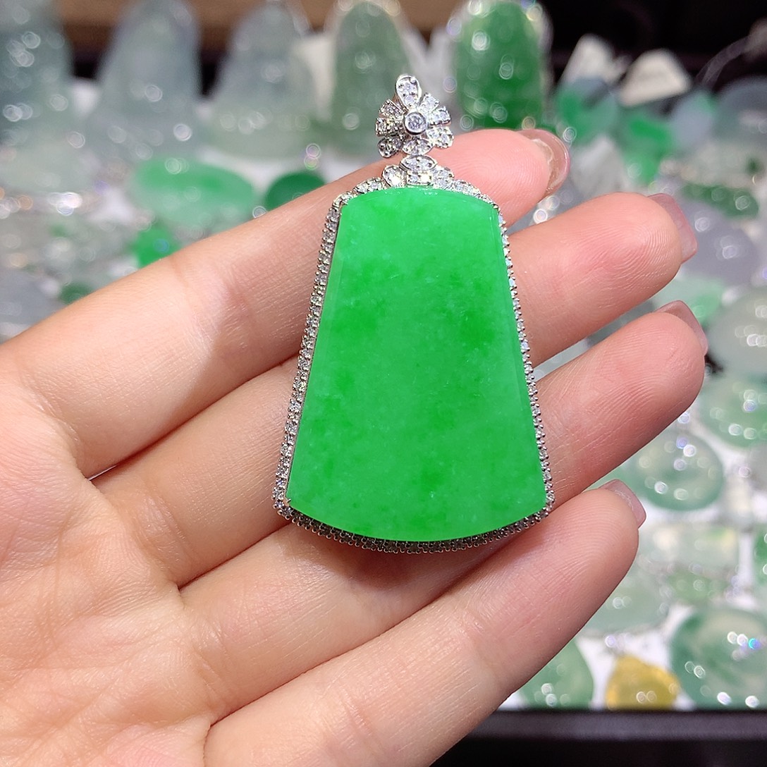 翡翠18K金镶嵌颈饰牌