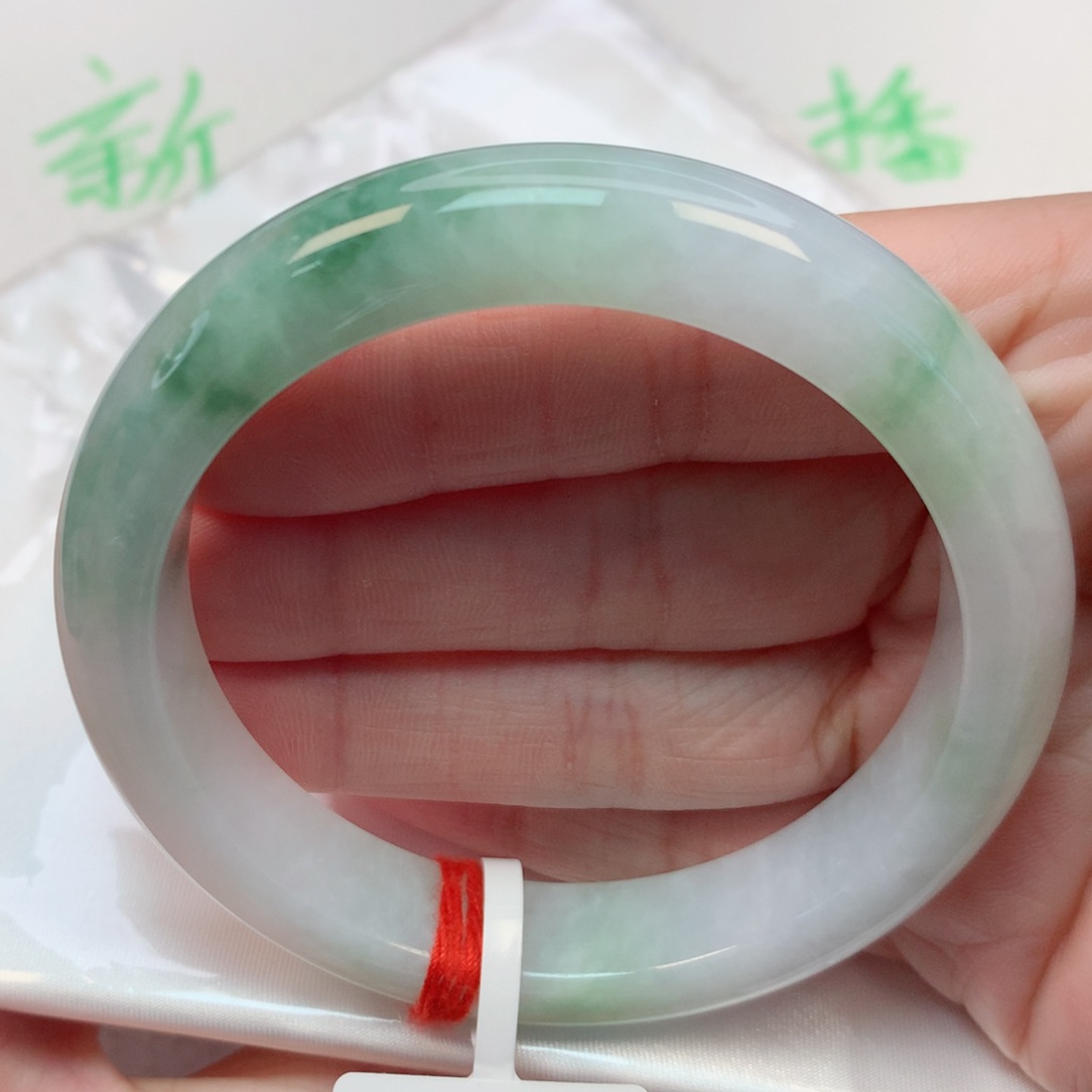 翡翠未镶嵌手镯57.8圈 白底飘晴绿花