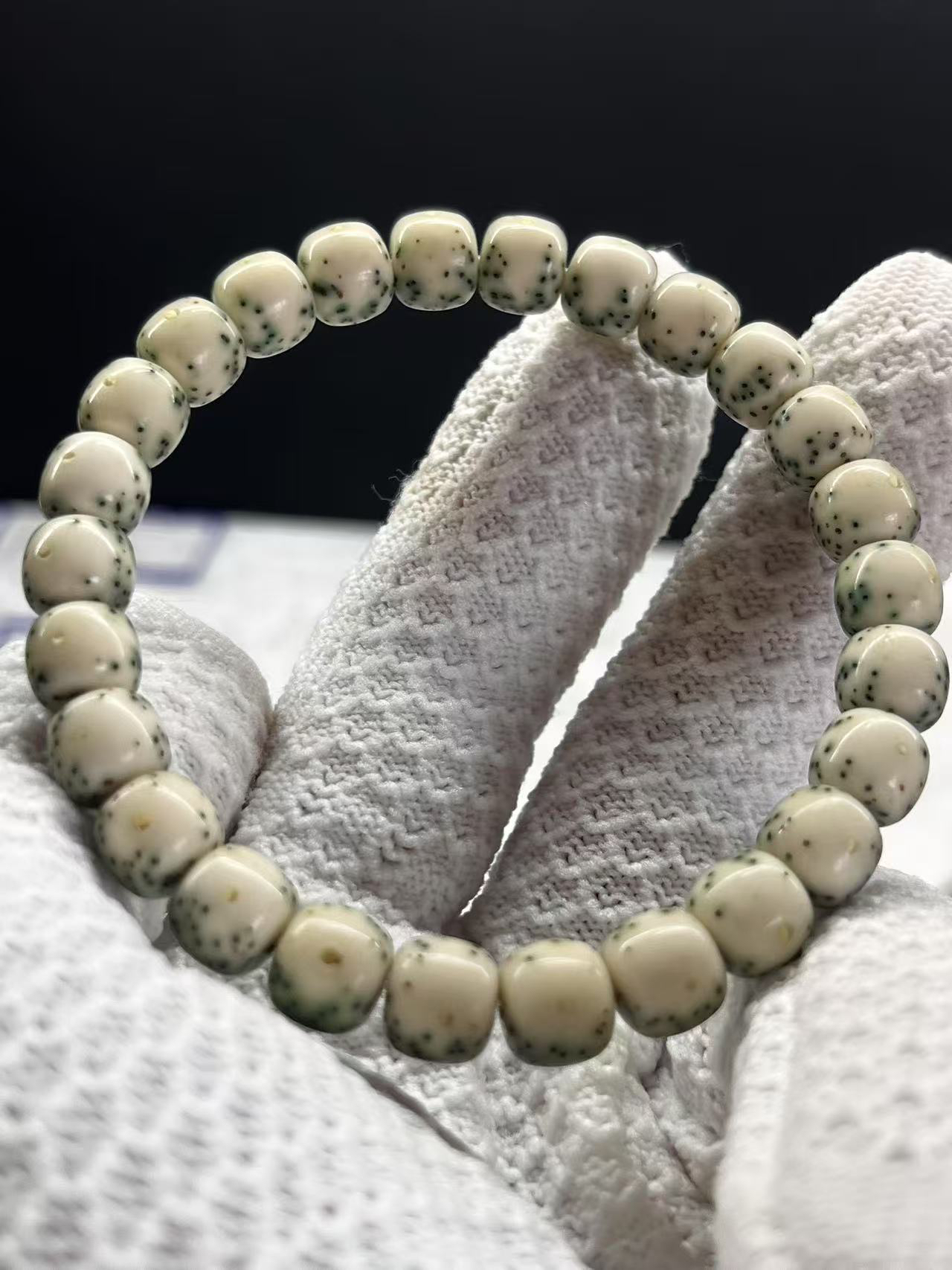 大白鲨，青花绿包白通体大半壁9x8桶珠，石玉料，原生态星月菩提