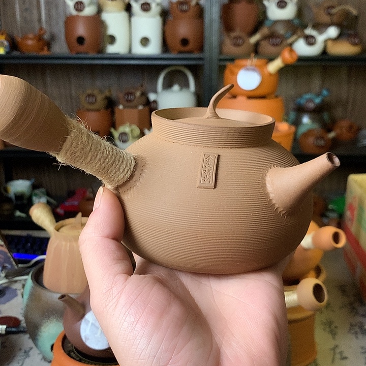 *****佘武祥，左手沙雕壶。