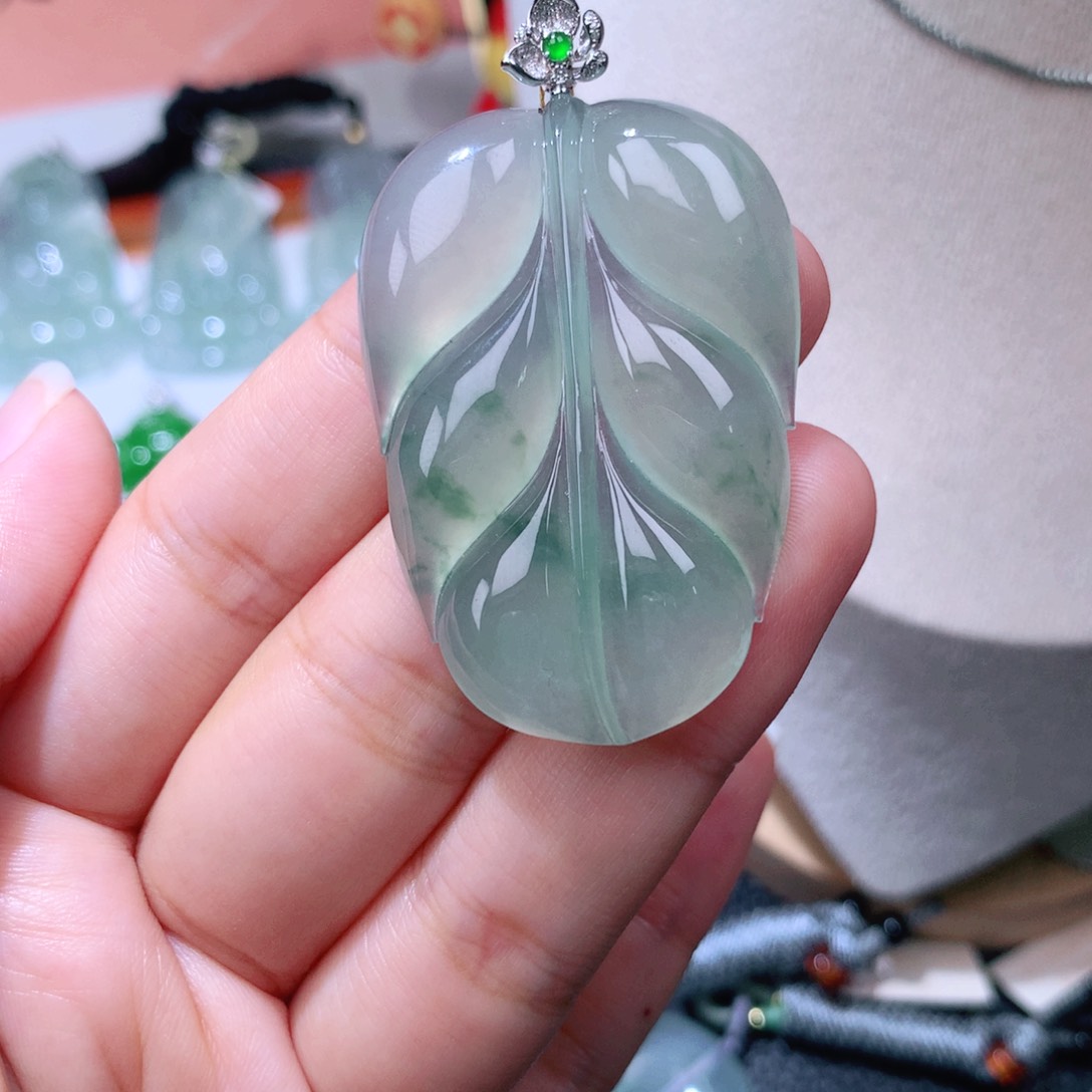 颈饰18K金镶嵌翡翠叶子