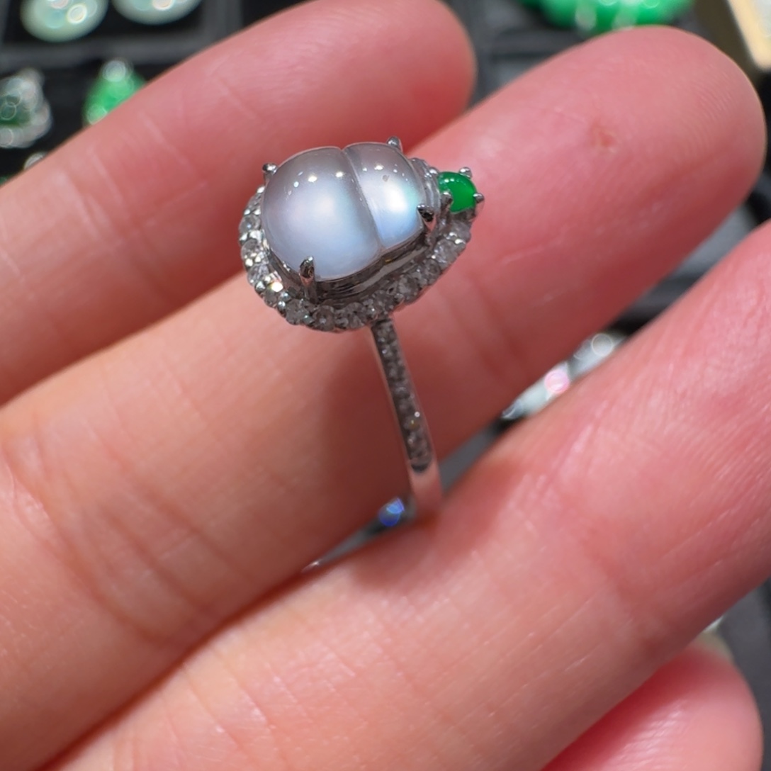 翡翠18K金镶嵌戒指冰种小葫芦戒指