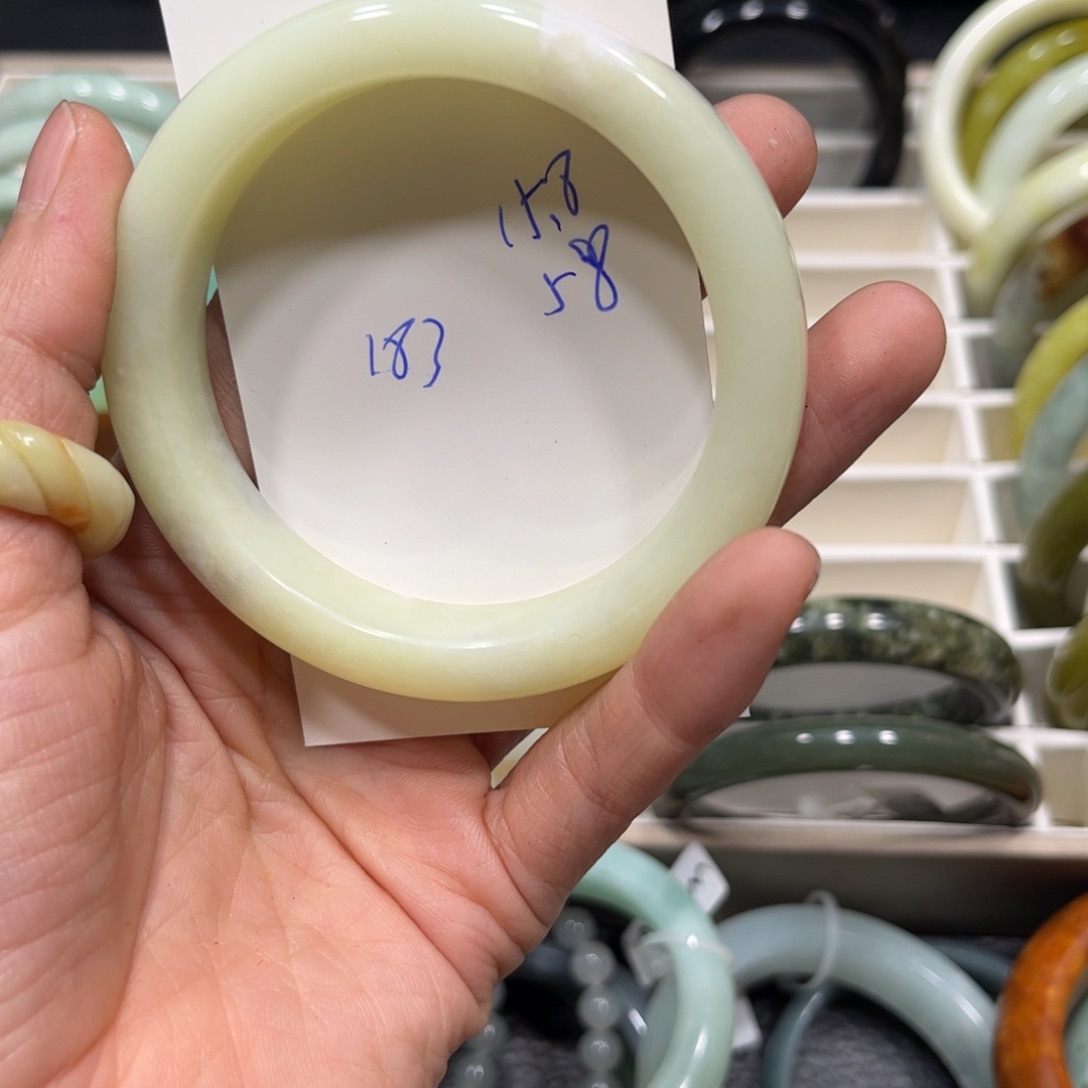 蛇纹石玉手镯未镶嵌