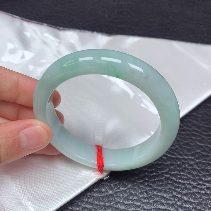 翡翠手镯未镶嵌。