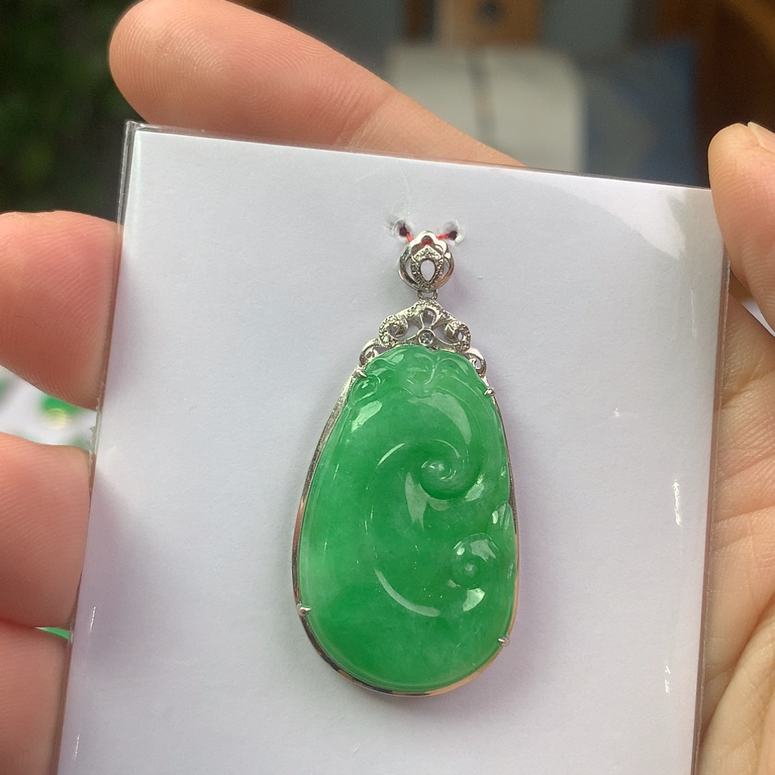 翡翠18K金镶嵌颈饰翡翠首饰