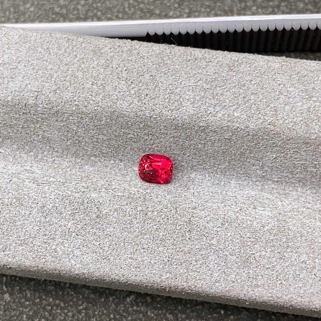 尖晶石裸石未镶嵌0.35ct缅甸红绝