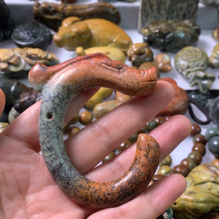 未镶嵌岫岩河磨玉（透闪石质玉）把件