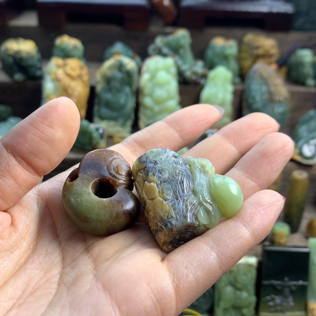 岫岩河磨玉（透闪石质玉）挂件未镶嵌胡***?