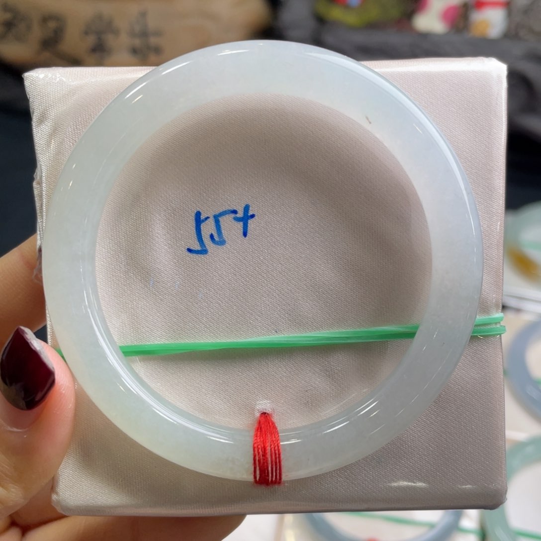 翡翠手镯未镶嵌翡翠手镯