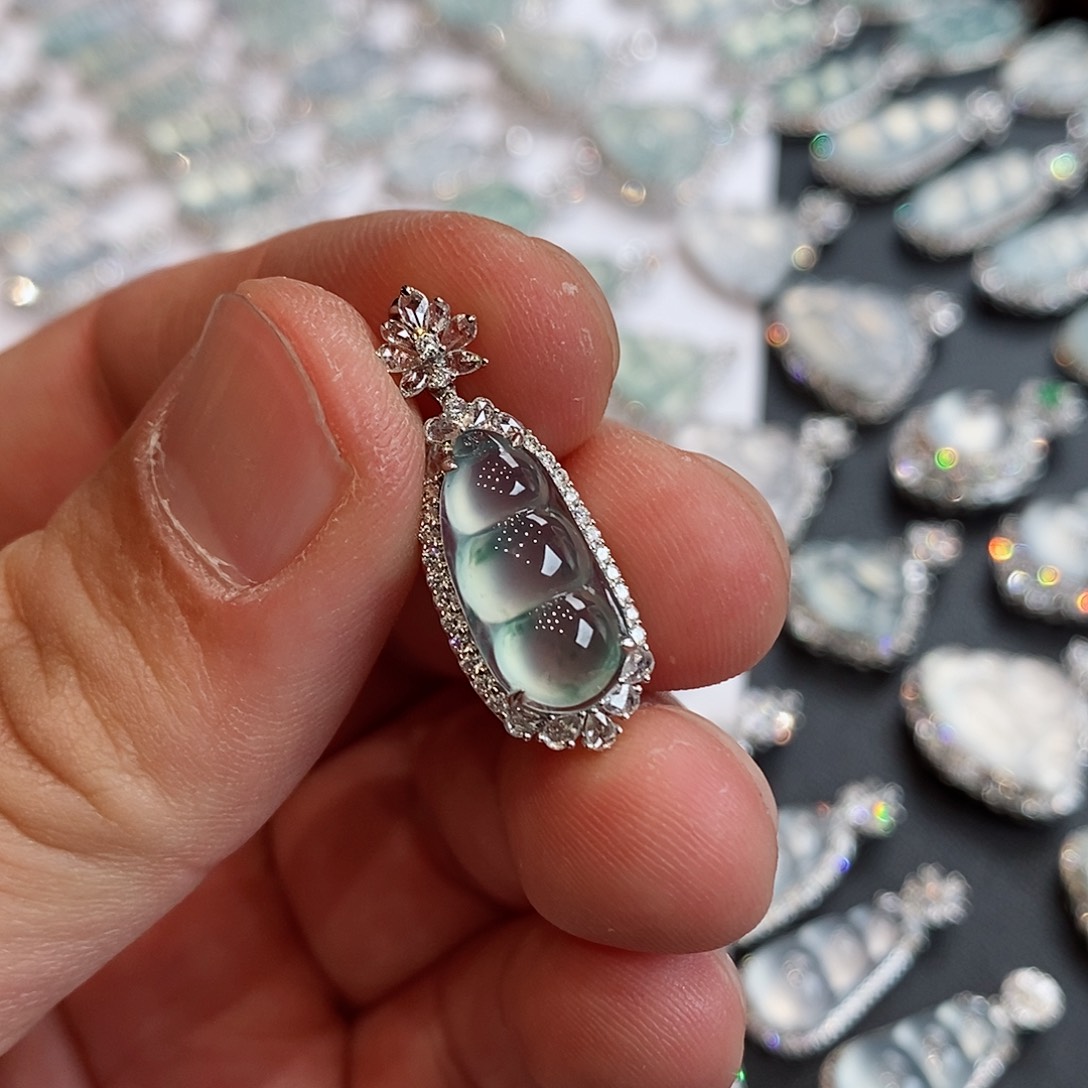 翡翠颈饰18K金镶嵌豆子