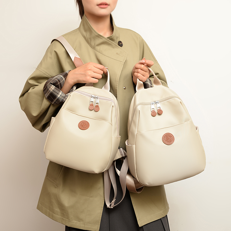 尼龙双肩包女轻便通勤旅行背包百搭休闲时尚宝妈包出行收纳双肩包