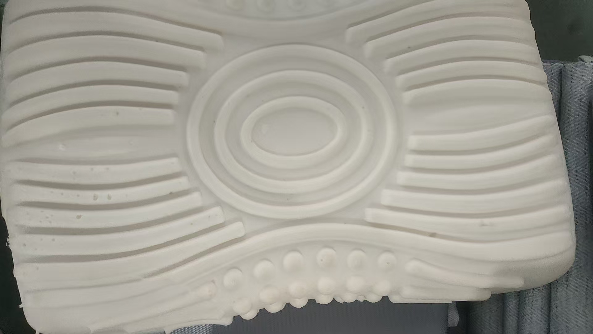 瑕疵洞洞小蛮腰美容枕天然乳胶枕发1个