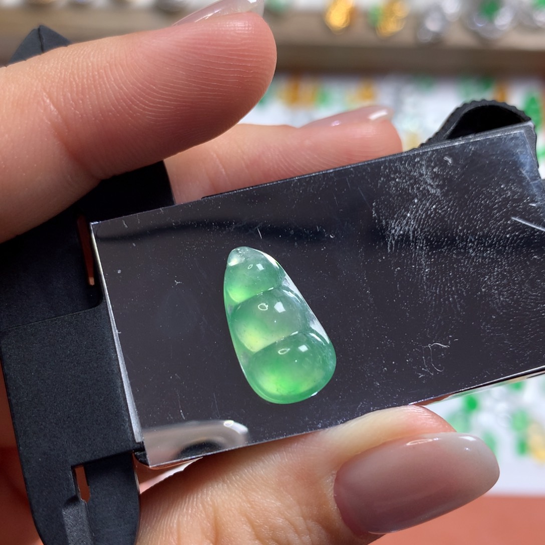 翡翠未镶嵌颈饰甜绿调大豆子