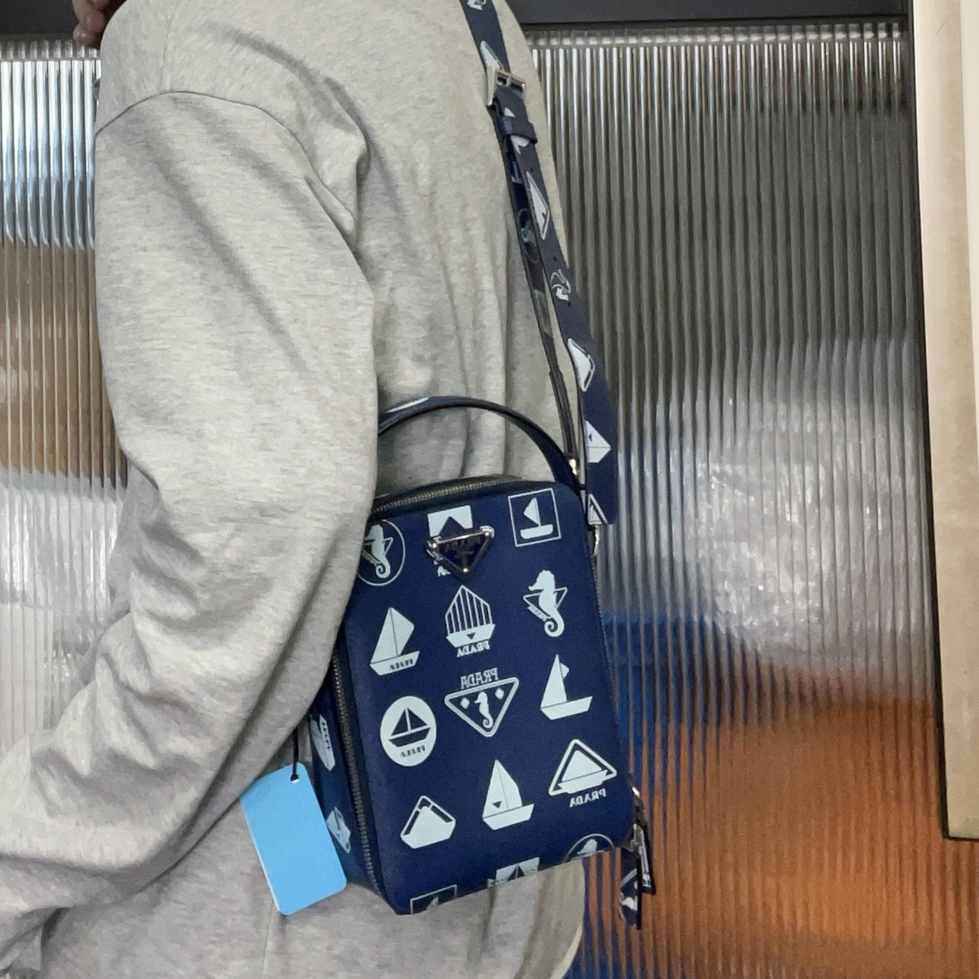 95新 Prada/普拉达 【龙】03 0452 蓝色海洋涂鸦鱼印斜挎包