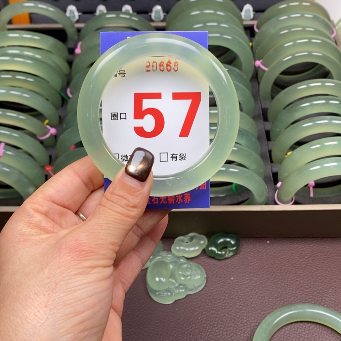 玲****蛇纹石玉未镶嵌手镯