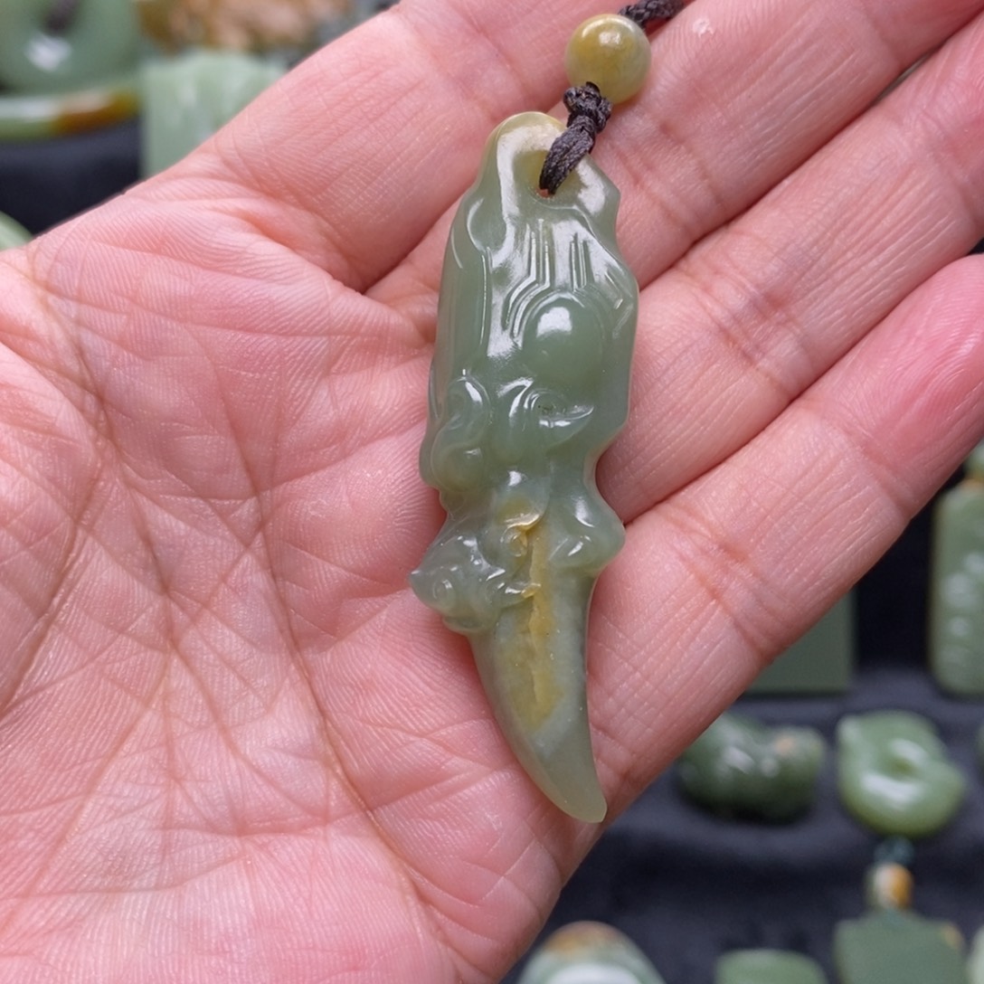 未镶嵌岫岩河磨玉（透闪石质玉）挂件