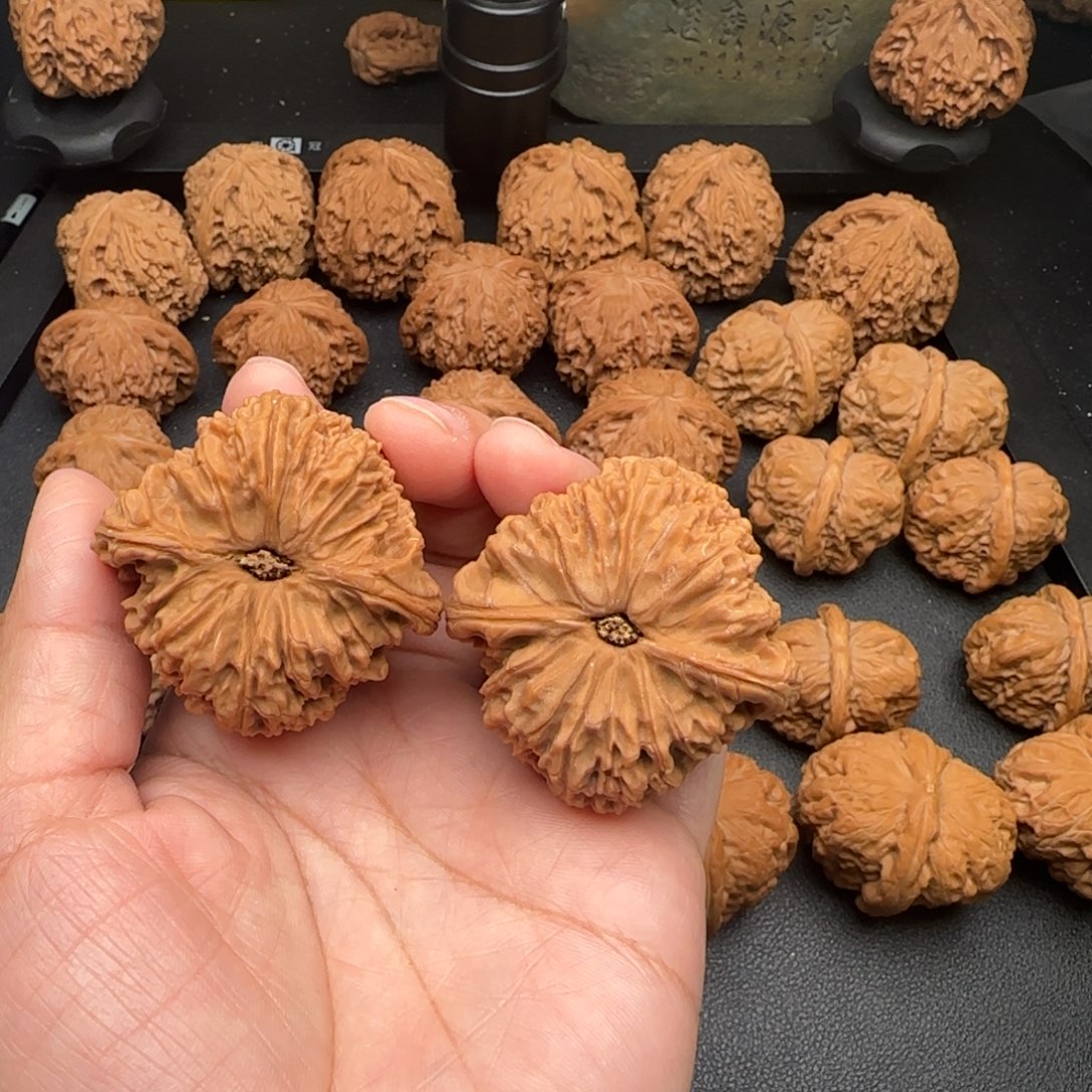 冦***宏46尺微黄尖南疆石文玩核桃