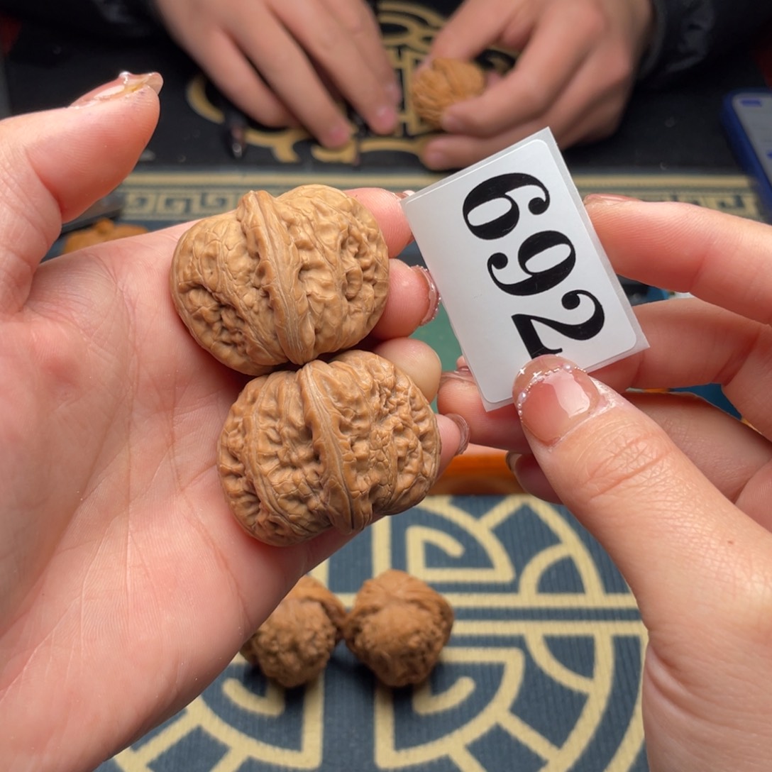 桃核把件?**歘39全品元宝692号……