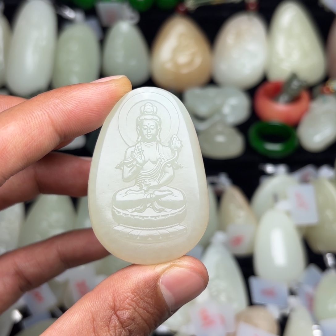 娜***娜和田玉未镶嵌颈饰