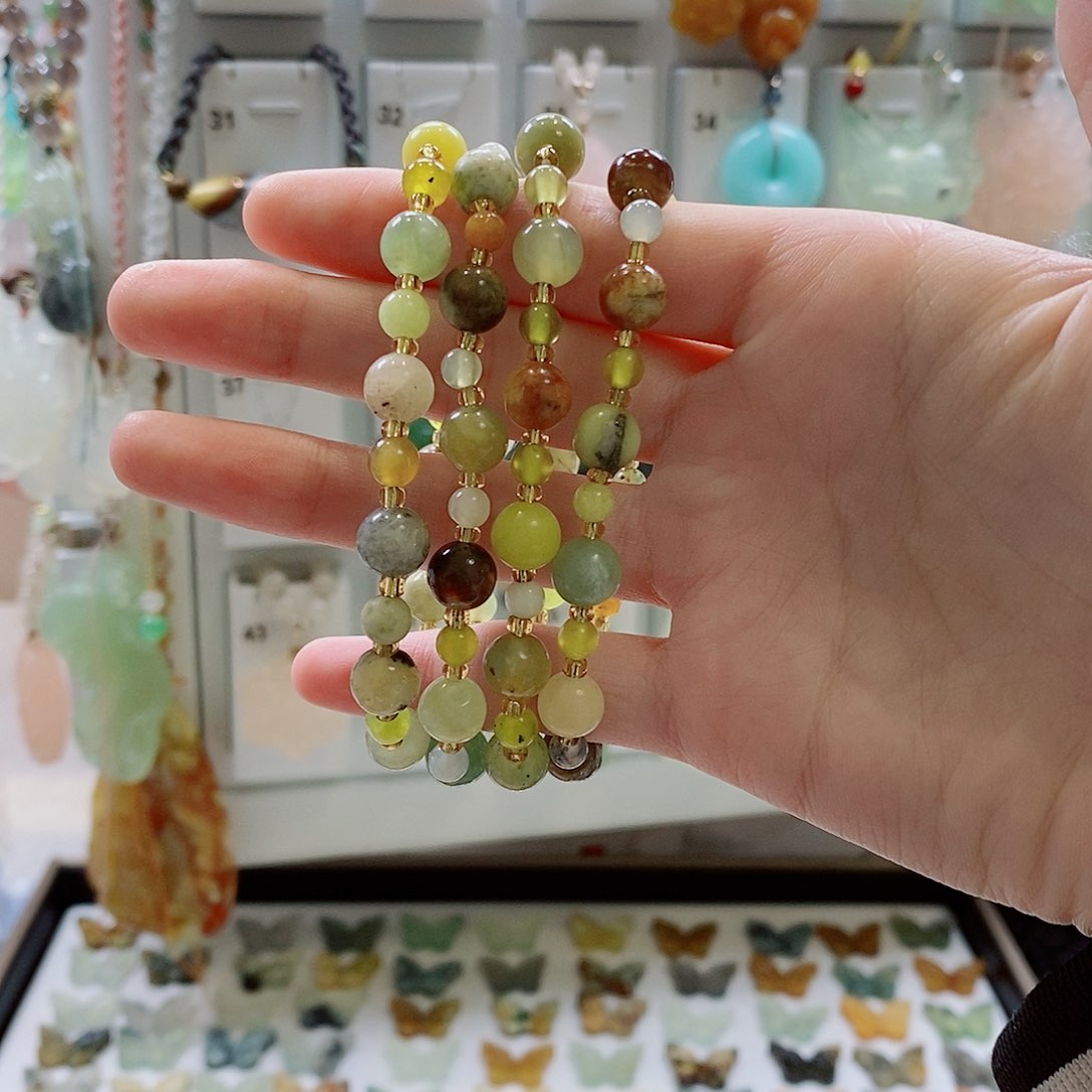 蛇纹石玉未镶嵌颈饰