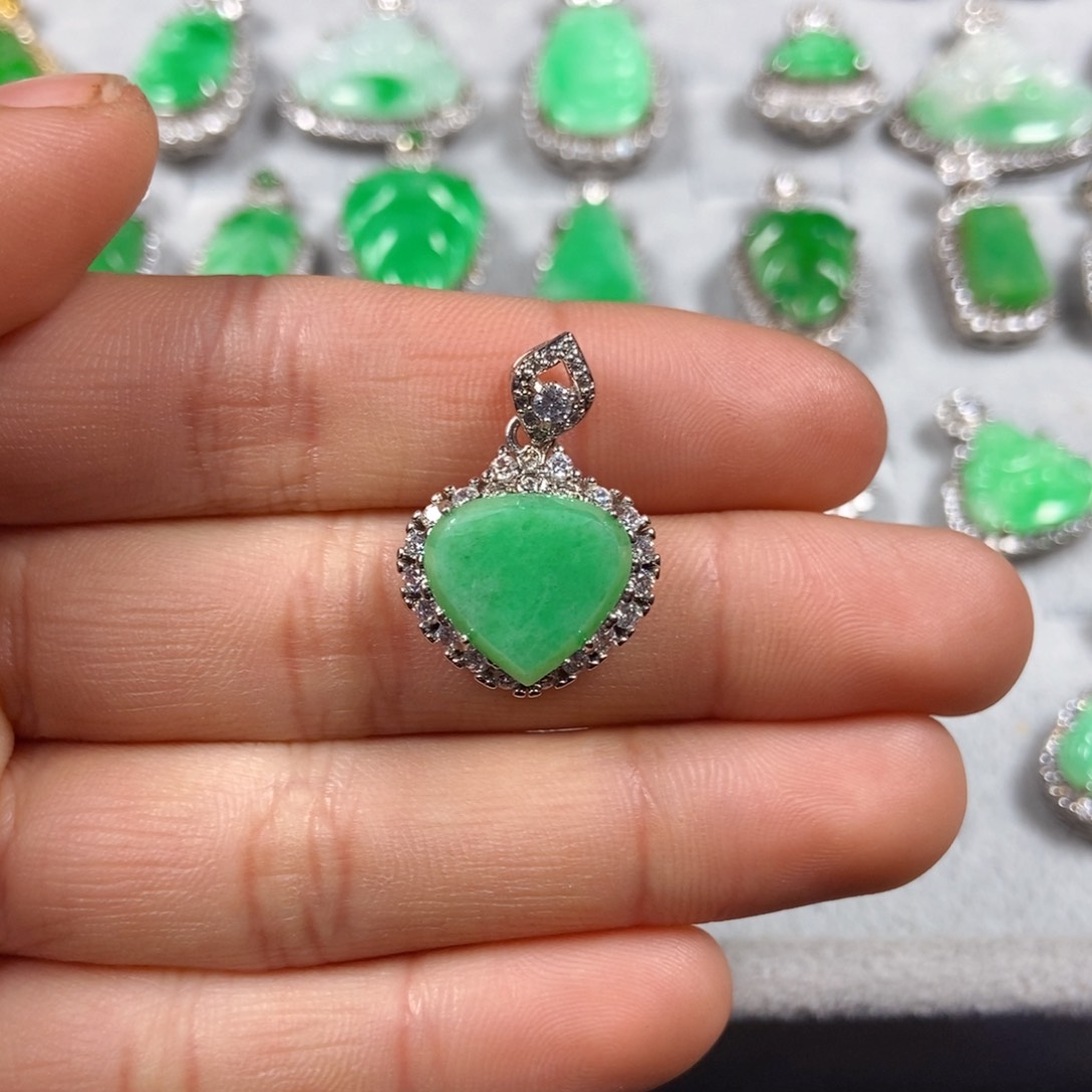 翡翠未镶嵌颈饰爱心