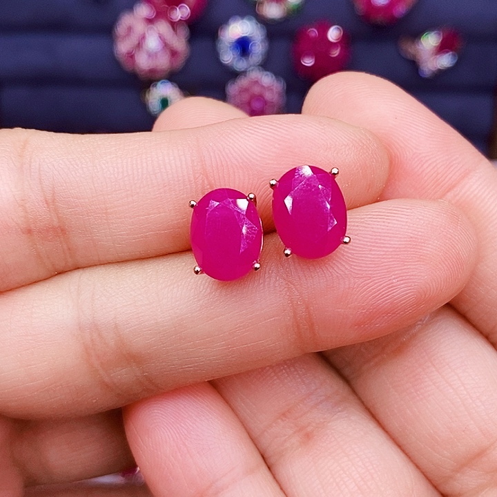 乐***尧红宝石银S925镶嵌耳饰