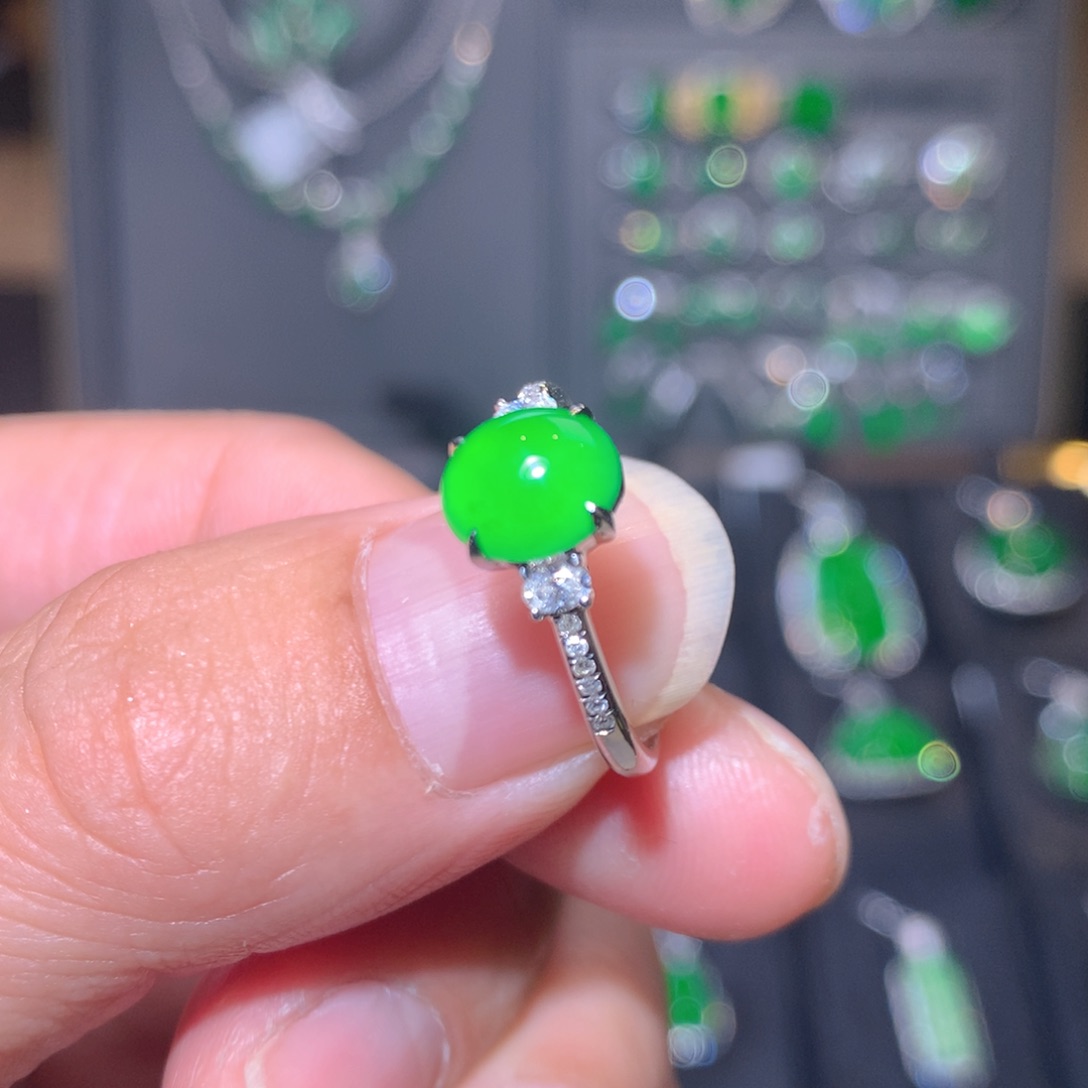 18K金镶嵌戒指翡翠蛋面