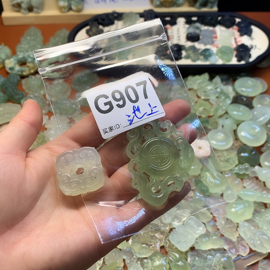 池***上蛇纹石玉未镶嵌颈饰