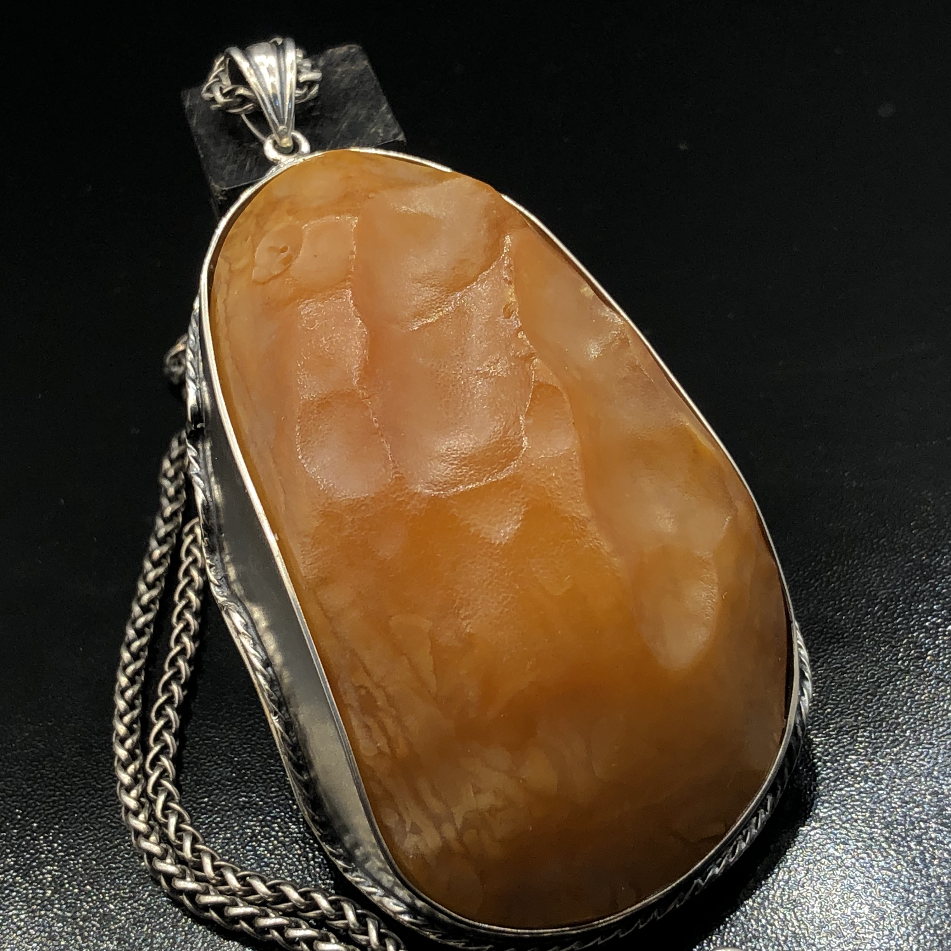 原生态全皮蜜蜡吊坠。