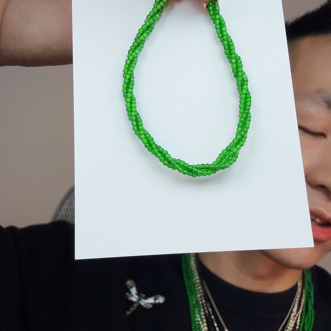 翡翠未镶嵌颈饰一件