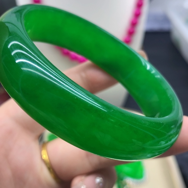 翡翠颈饰未镶嵌手镯