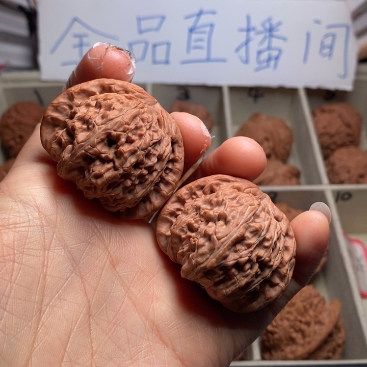 文玩核桃吊坠e**o白狮子