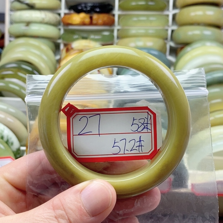 蛇纹石玉颈饰未镶嵌