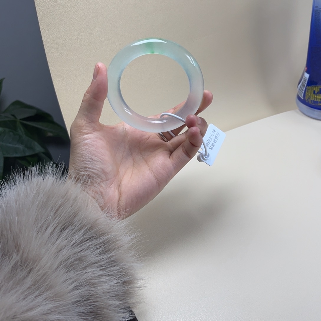 女***下玉时尚飘花手镯56圆条女王陛下