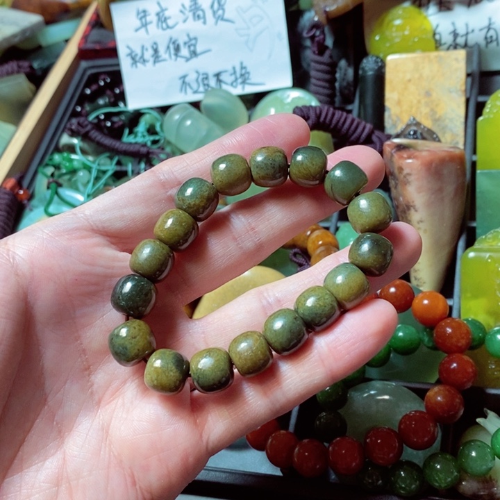 透闪石质玉颈饰未镶嵌