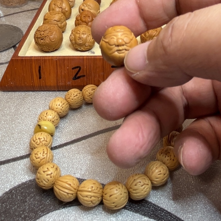 猴头核桃吊坠嗯。我们