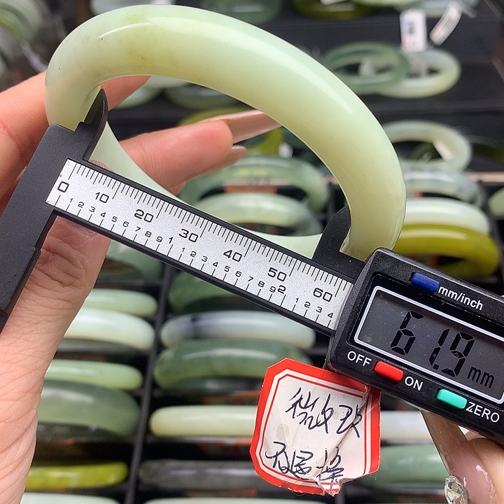 蛇纹石玉手镯未镶嵌570