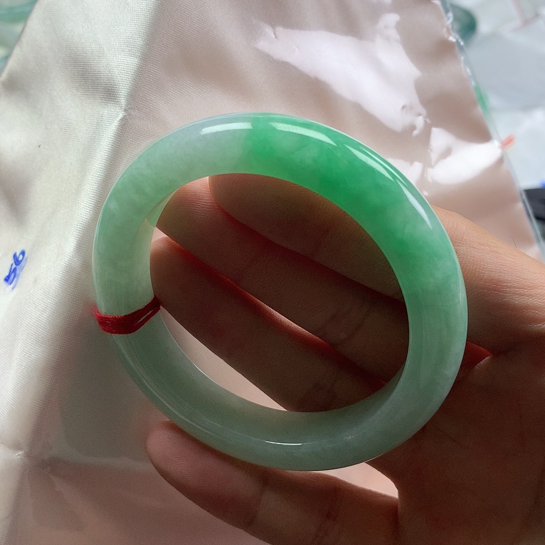 翡翠手镯未镶嵌翡翠