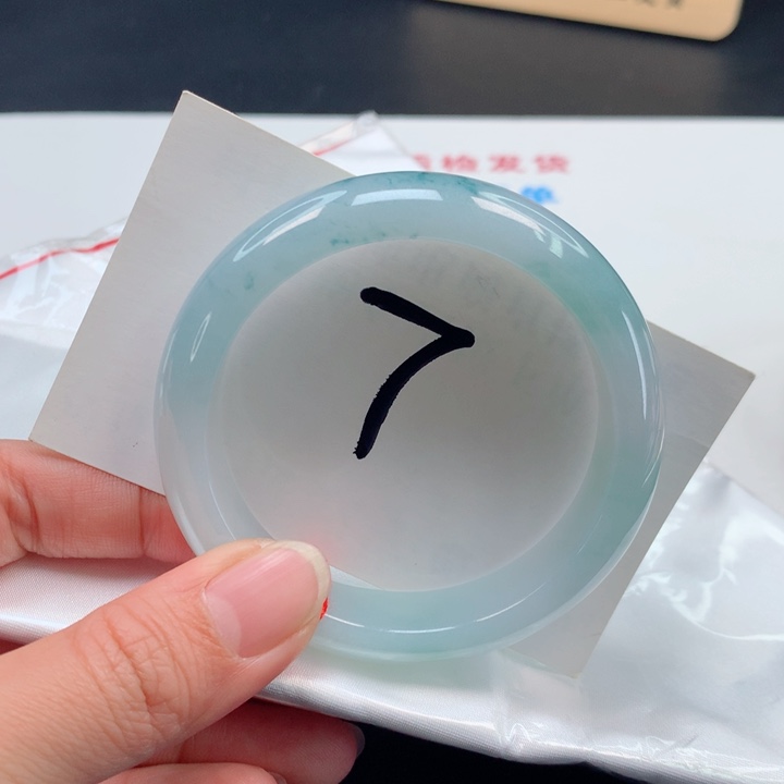 翡翠手镯未镶嵌冰