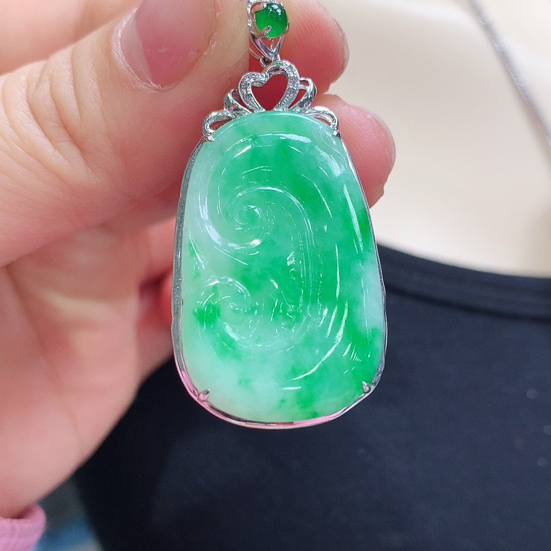 翡翠颈饰18K金镶嵌如意