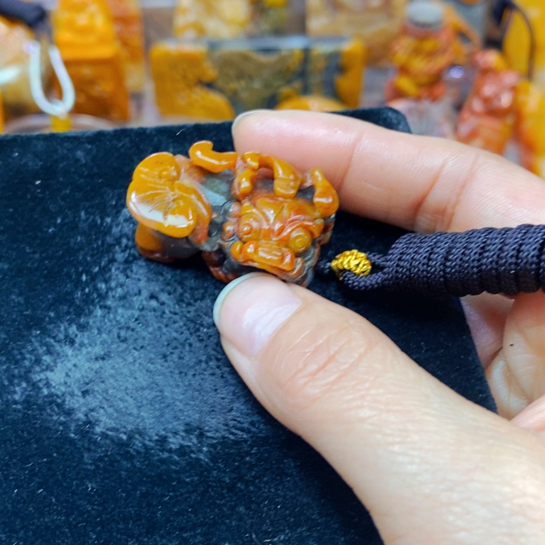 未镶嵌石英质玉（黄龙玉）颈饰