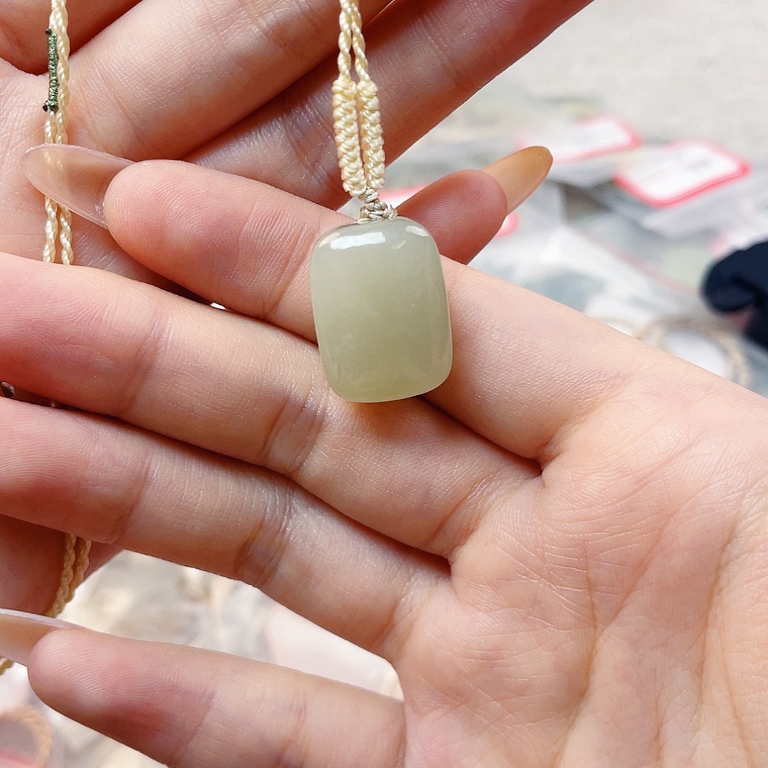 和田玉未镶嵌吊坠(赠链)