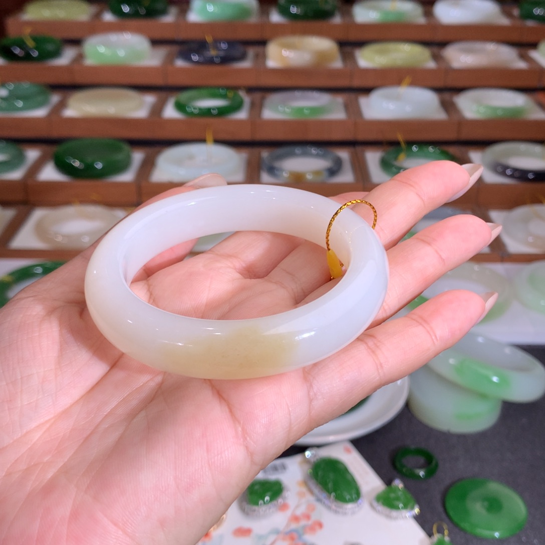 和田玉未镶嵌手镯