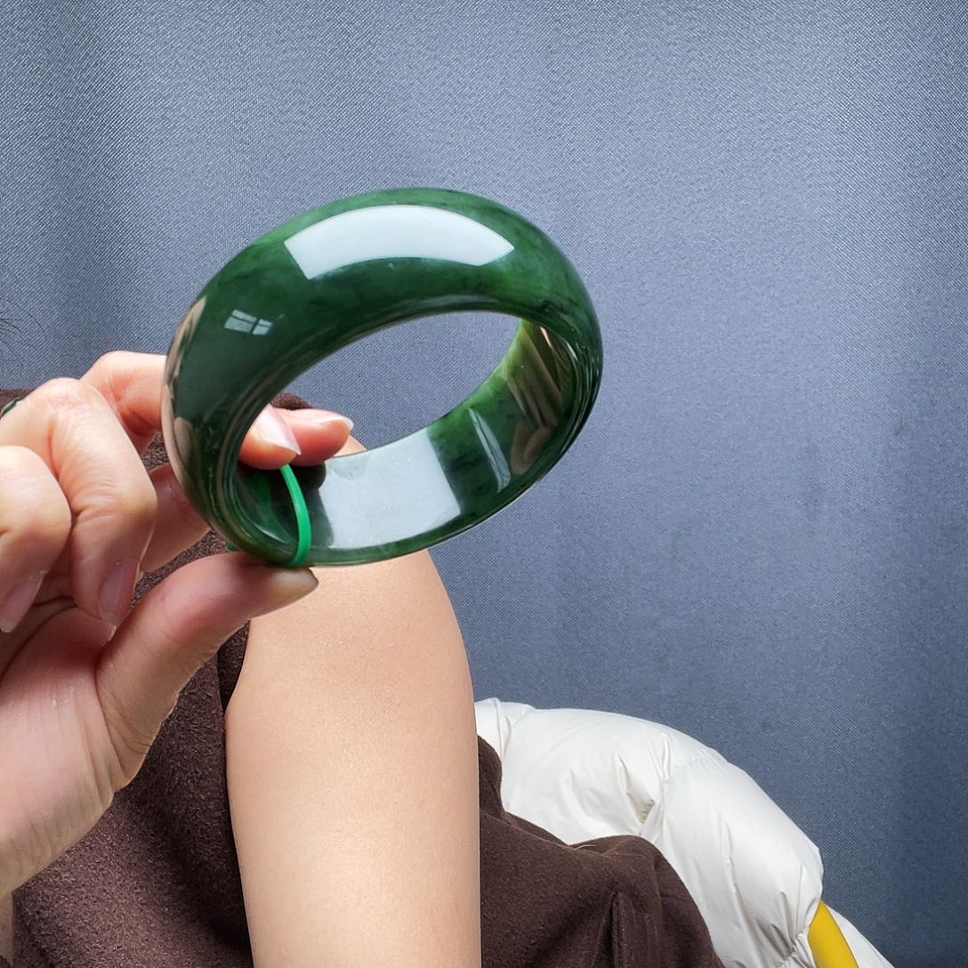 悠***悠和田玉未镶嵌手镯