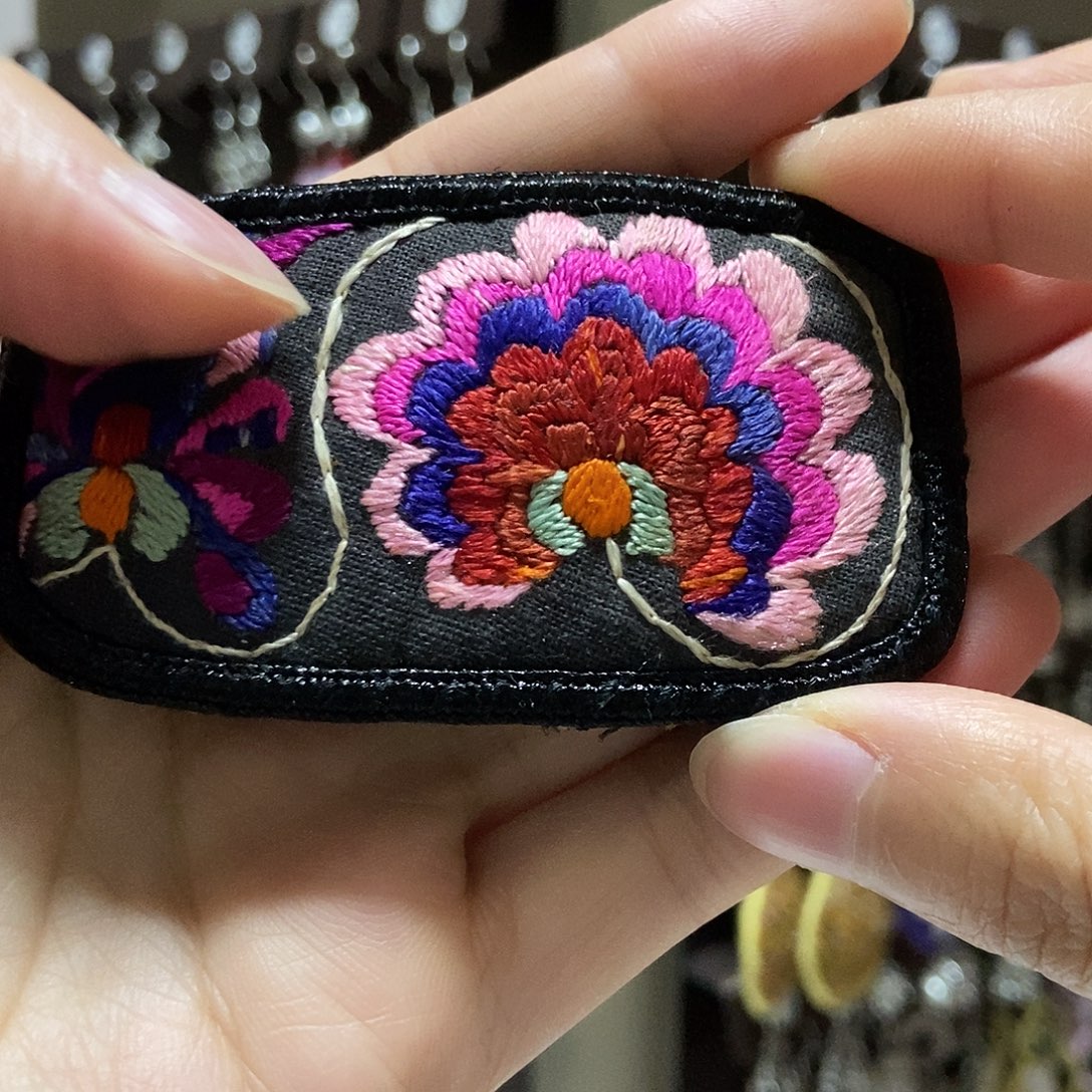 织绣发夹。     发夹