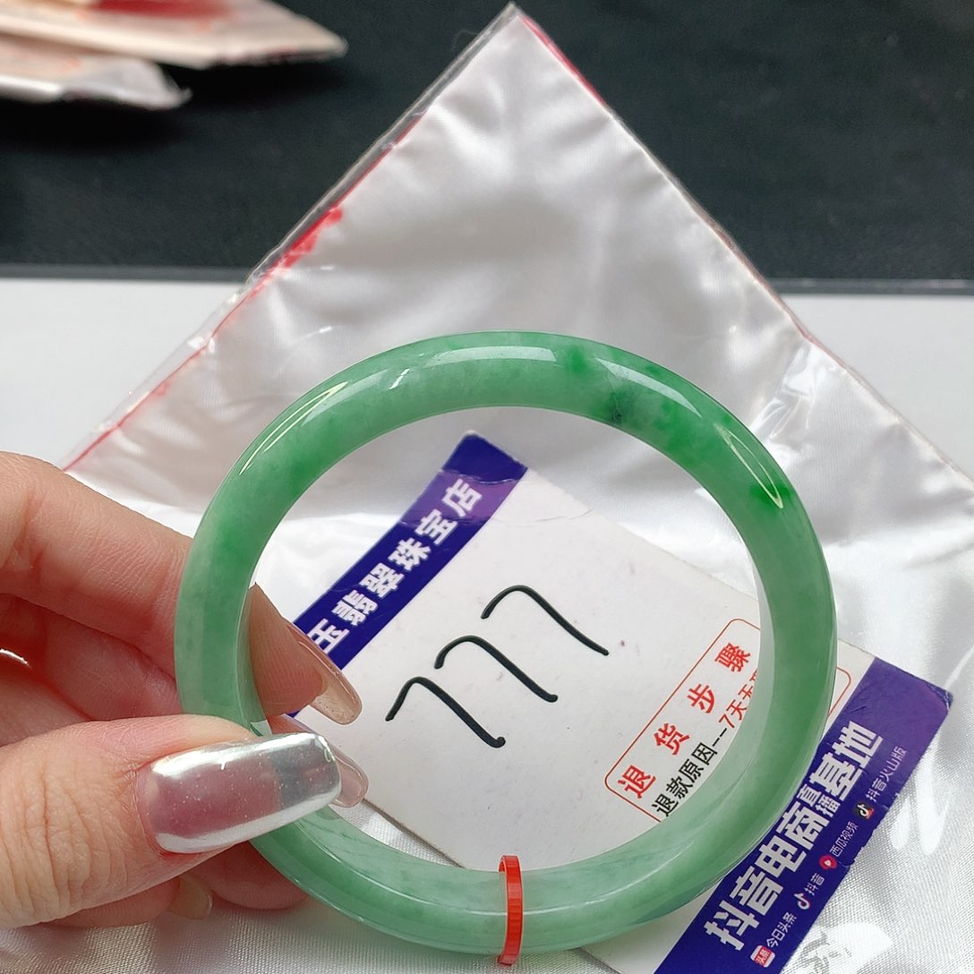 翡翠手镯未镶嵌翡翠手镯